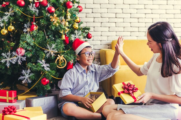 Feliz Navidad la hermana le dio a su hermano un regalo de vacaciones.