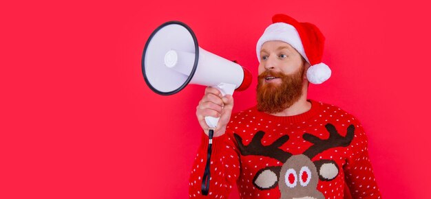 Foto feliz navidad hombre positivo anunciando en altavoz sobre vendedor de navidad en navidad