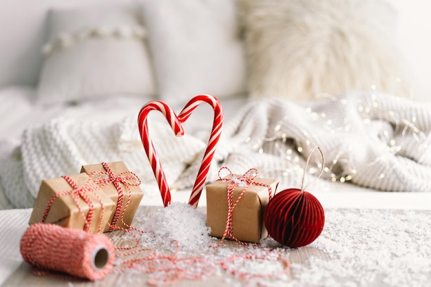 Feliz navidad listo tarjeta de navidad regalos de navidad y caramelos dulces en forma de corazón