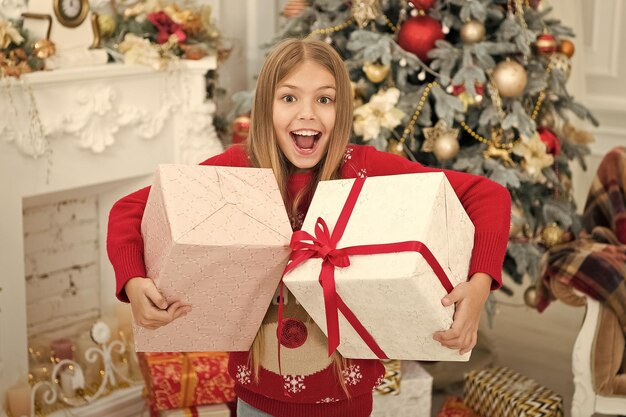 Feliz Navidad La mañana antes de Navidad Niña Feliz año nuevo Compras en línea de Navidad de invierno Vacaciones familiares Árbol de Navidad y regalos Niño disfrute de las vacaciones