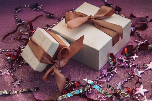 Feliz navidad o san valentin tarjeta hecha de adornos cajas de regalo blancas con cinta rosa spar ...