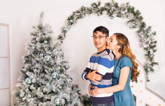 Feliz Navidad. Pareja joven celebrando la Navidad en casa