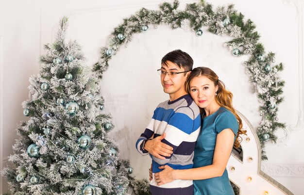 Feliz Navidad. Pareja joven celebrando la Navidad en casa