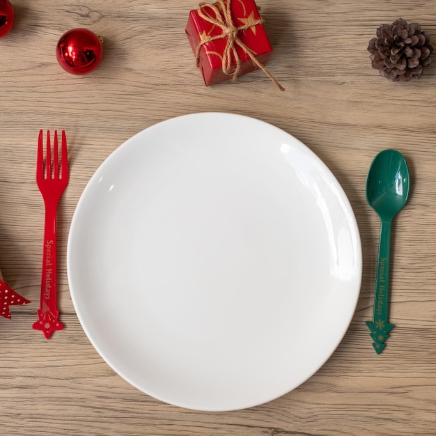 Feliz Navidad con plato tenedor y cuchara sobre fondo de mesa de madera Fiesta de Navidad y feliz año nuevo concepto