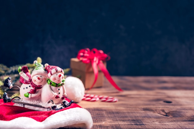 Feliz navidad y próspero año nuevo. Decoración de vacaciones de temporada de invierno sobre fondo de madera.