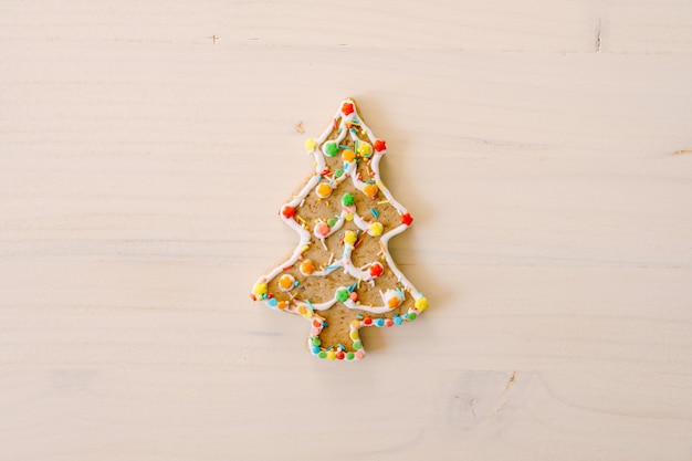 Feliz navidad y próspero año nuevo galletas de jengibre caseras en la mesa de madera copie el espacio para su texto