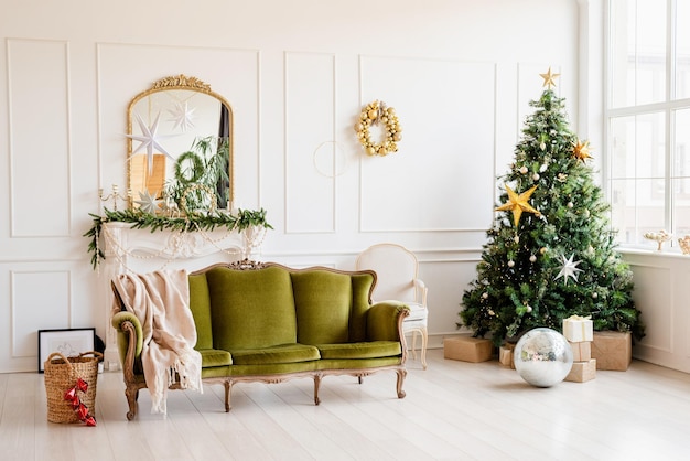 Feliz navidad y próspero año nuevo. hermosa y acogedora sala de estar decorada para Navidad con sofá verde y árbol de Navidad