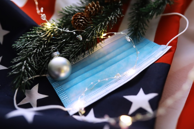 Feliz navidad y próspero año nuevo. Hermosa tarjeta con bandera estadounidense. Felicitaciones a sus seres queridos, familiares, parientes, amigos y colegas.