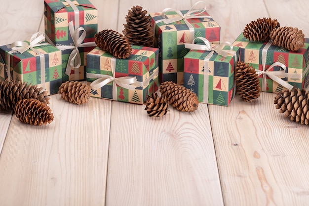 Feliz navidad y próspero año nuevo. Piñas y regalos en papel elegante