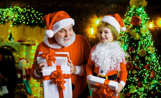 Feliz navidad y próspero año nuevo santa claus y niño con caja de regalo presente vacaciones de invierno