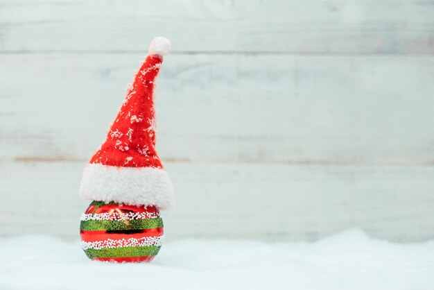 Feliz navidad y próspero año nuevo, temporada de invierno con nieve y decoración