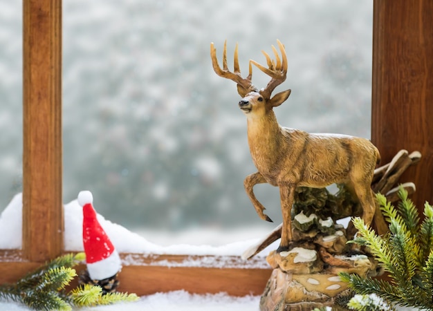 Feliz navidad y próspero año nuevo. Vacaciones de temporada de invierno con nieve y decoración.