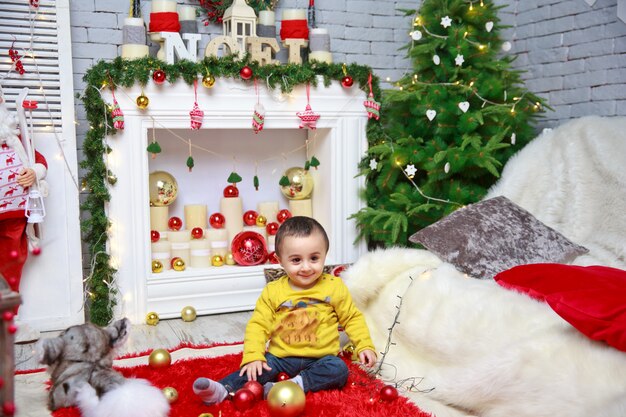 Feliz Navidad Retrato de un niño emocional con un traje de Año Nuevo.