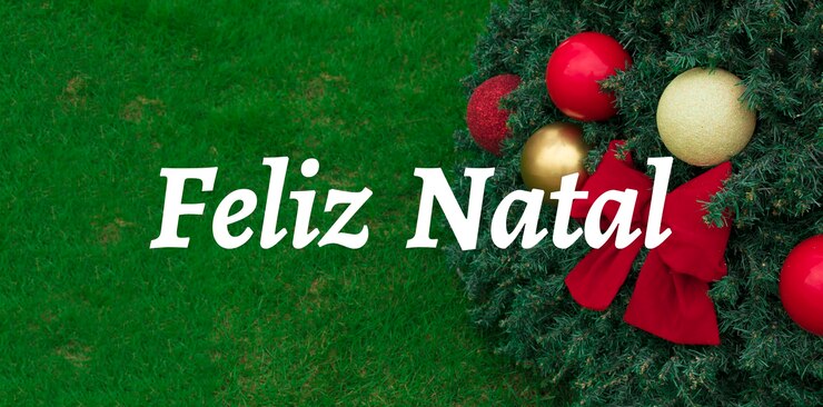 Foto feliz navidad texto. fondo de navidad con árbol de navidad en imagen de concepto de hierba.