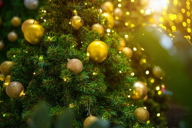 Feliz NavidadCierre de la caja de regalos de bolas de colores y la decoración del paquete de imagen de felicitación de Navidad en el fondo del árbol de Navidad verde Decoración durante Navidad y Año Nuevo