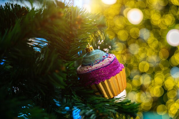 Feliz NavidadCierre de la caja de regalos de bolas de colores y la decoración del paquete de imagen de felicitación de Navidad en el fondo del árbol de Navidad verde Decoración durante Navidad y Año Nuevo