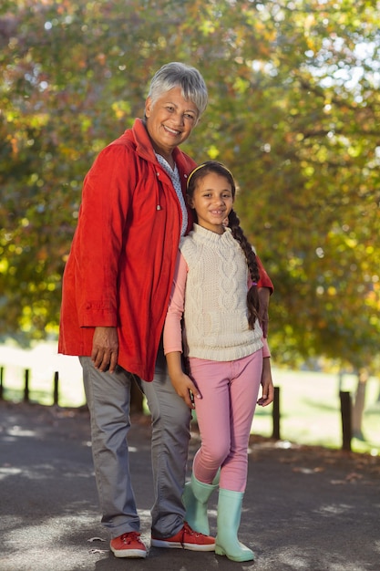 Feliz nieta con abuela en el parque