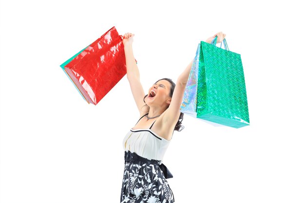Feliz niña adulta joven, con bolsas codificadas por colores.