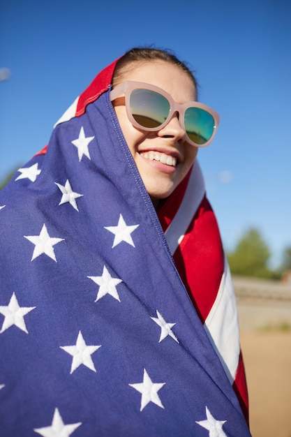 Feliz niña americana en gafas de sol