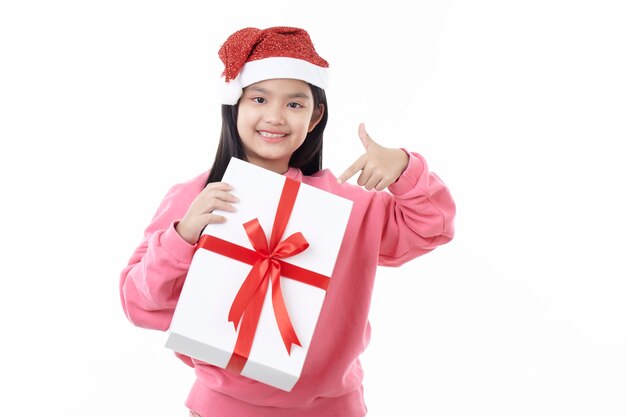 Feliz niña asiática con gorro de Papá Noel