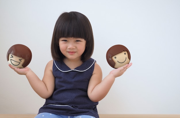 Feliz niña asiática jugando. Foto y representación 3D de esfera juguete combinado.