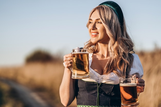 Feliz niña bonita rubia al aire libre