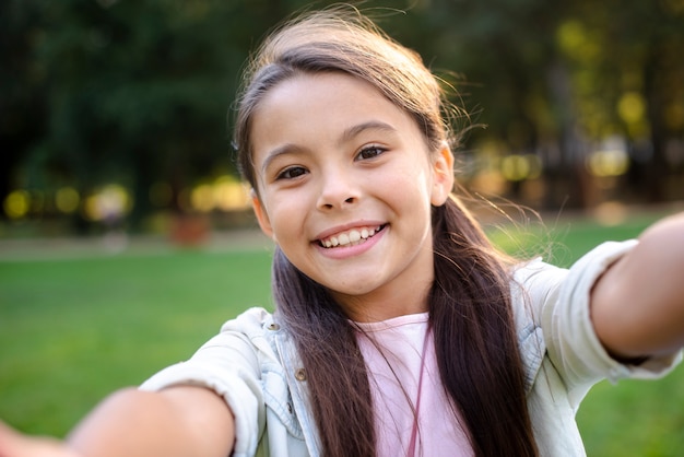 Feliz niña con cabello castaño sonriendo