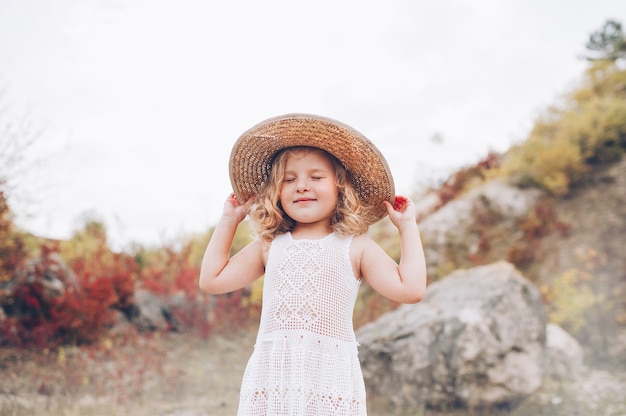 feliz niña llevaba un sombrero al aire libre