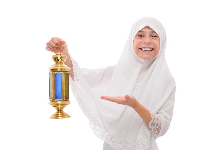 Feliz niña musulmana sonriendo celebrando el Ramadán con linterna festiva