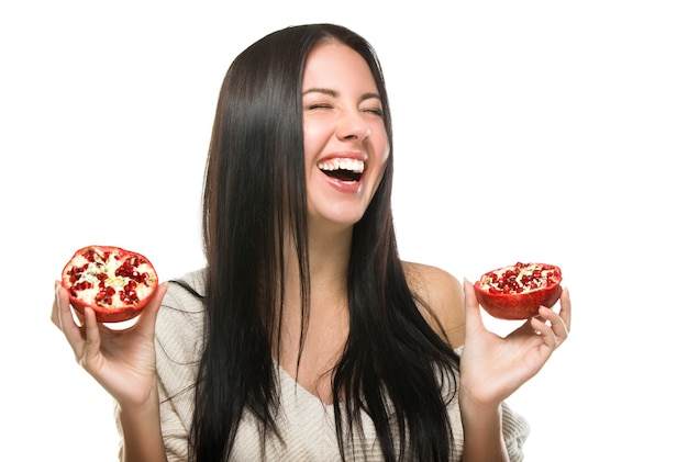 Feliz niña riendo con fruta en sus manos