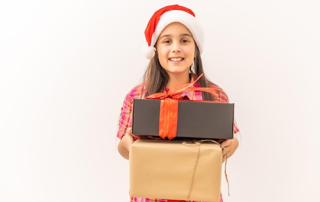 Feliz niña sonriente con caja de regalo de navidad
