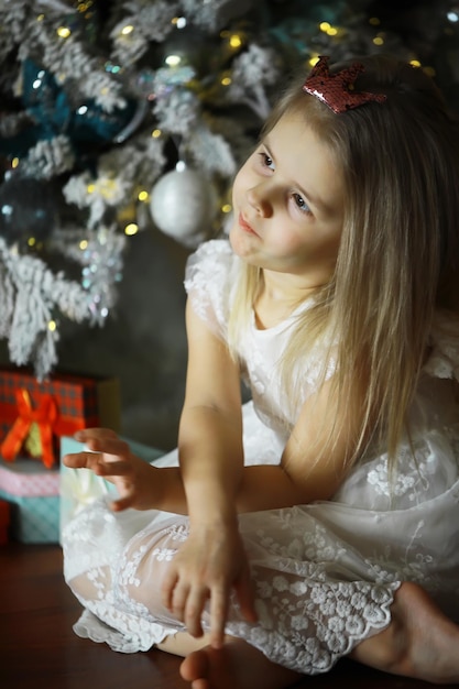 Feliz niña sonriente con caja de regalo de navidad