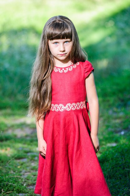 Foto feliz niña ucraniana en el traje nacional.