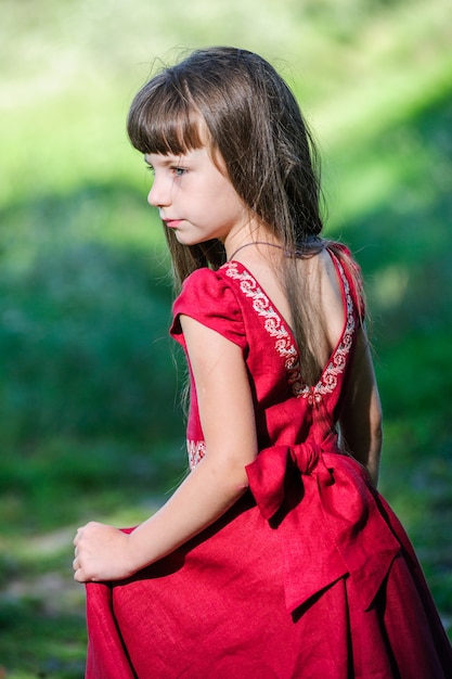 Foto feliz niña ucraniana en el traje nacional.