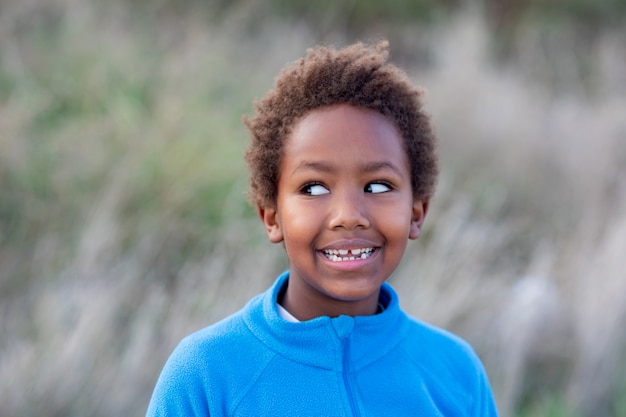Feliz niño africano con jersey azul