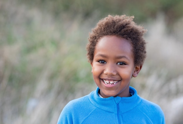 Feliz niño africano con jersey azul