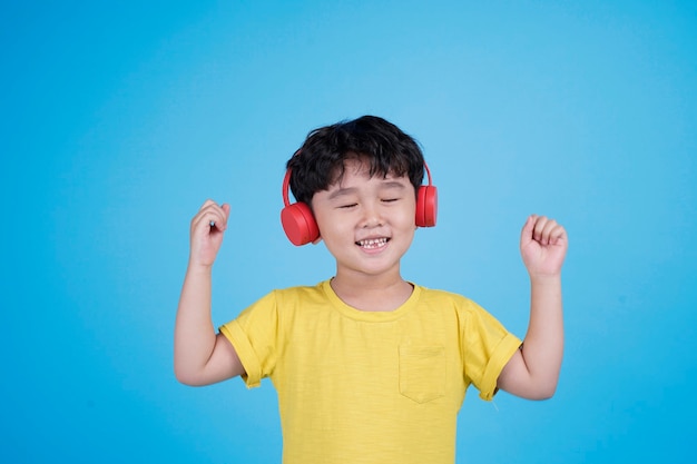 Feliz niño asiático con auriculares para escuchar música