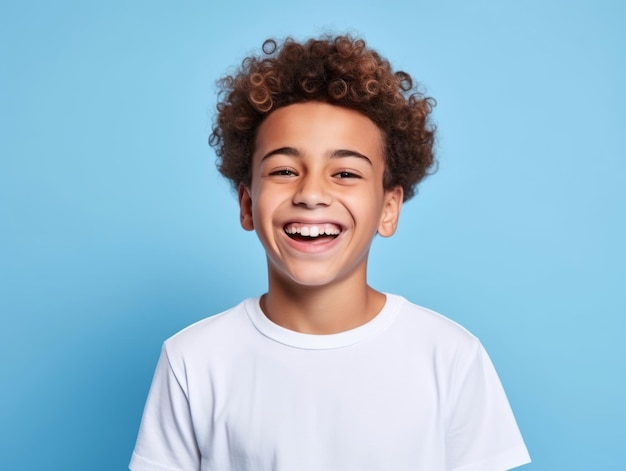 Foto feliz niño mexicano con ropa informal sobre un fondo neutro