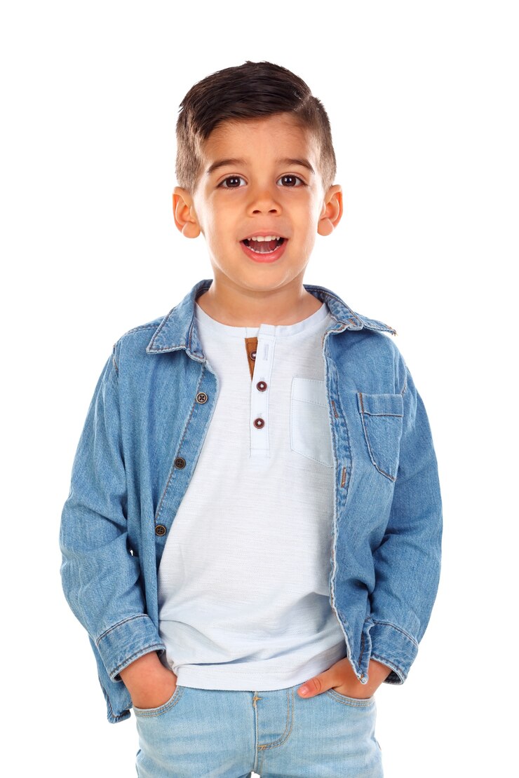 Foto feliz niño oscuro con camisa de mezclilla
