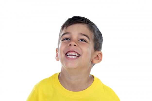 Feliz niño oscuro con camiseta amarilla