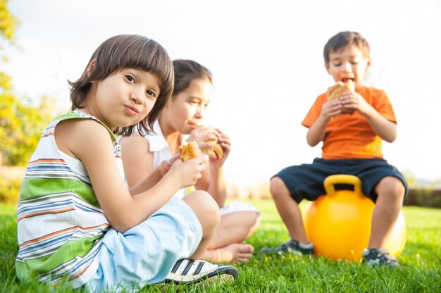 Feliz niños pequeños disfrutando de viaje