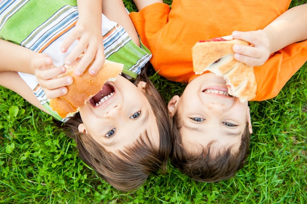 Feliz niños pequeños disfrutando de viaje