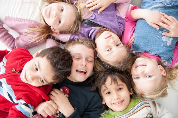 Feliz niños pequeños disfrutando de viaje