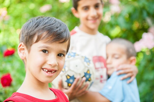 Feliz niños pequeños disfrutando de viaje