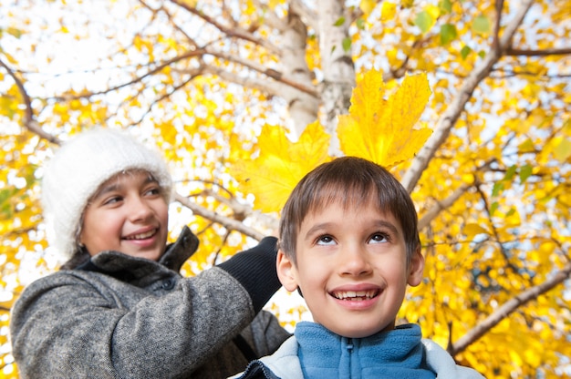 Feliz niños pequeños disfrutando de viaje