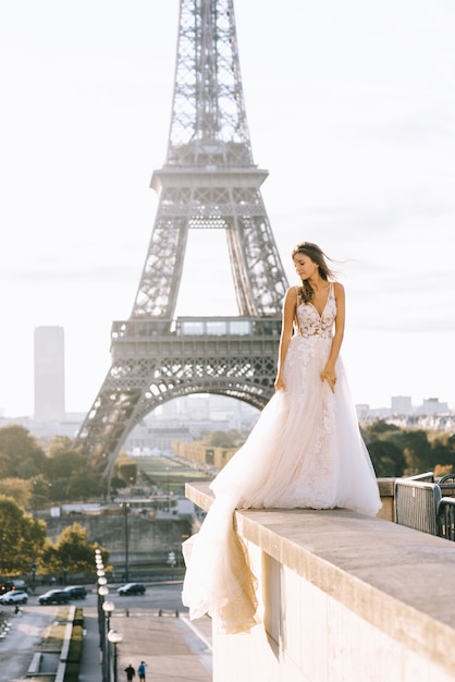 Feliz noiva romântica perto da Torre Eiffel em Paris