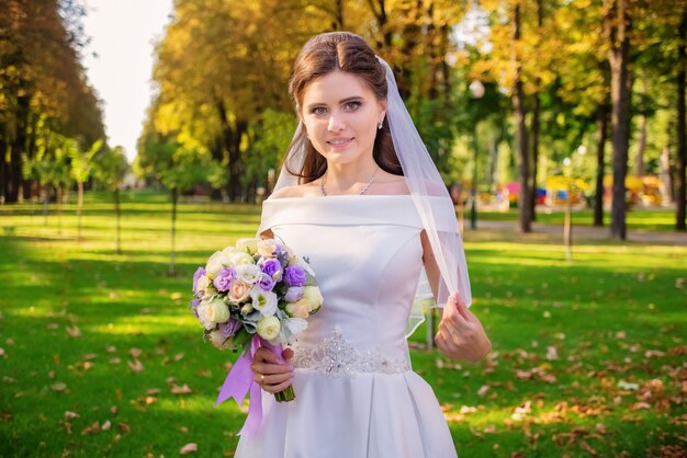 feliz novia en la naturaleza el día de la boda