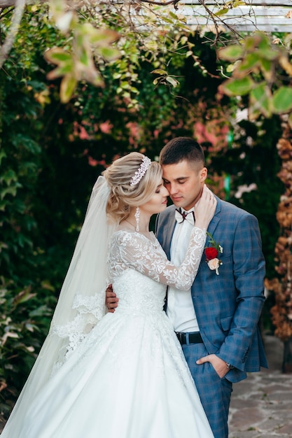 Feliz novia y el novio al aire libre