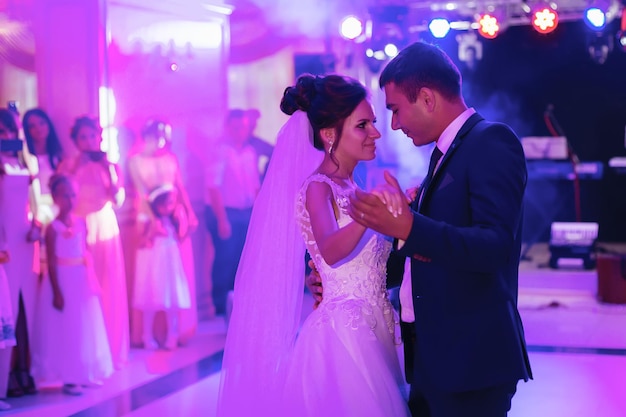Feliz novia y el novio bailando en la recepción de la boda Recién casados bailando su primer baile