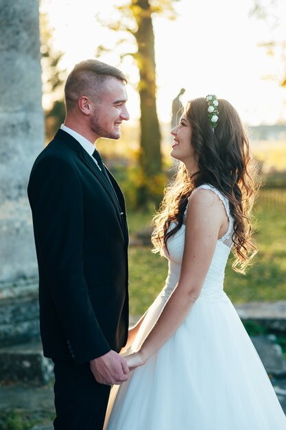 feliz novia y el novio cerca del palacio medieval el día de su boda